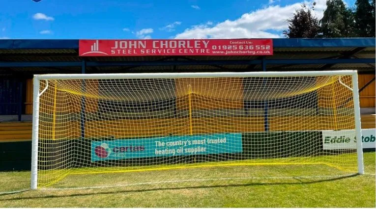 Khán đài phía sau khung thành tại Cantilever Park, sân nhà của Warrington Town FC