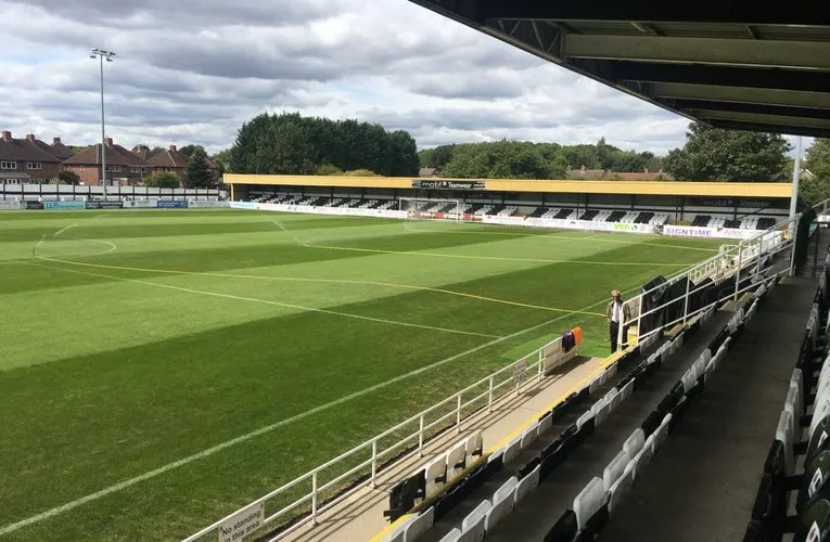 Khán đài phía sau khung thành tại sân Brewery Field, sân nhà của Spennymoor Town