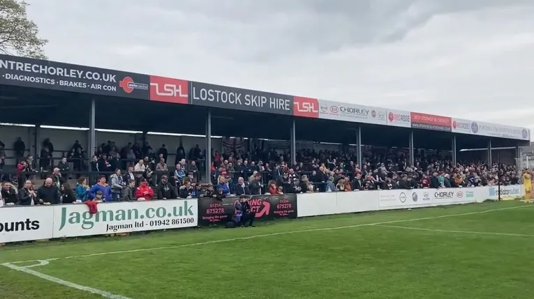 Khán đài phía sau khung thành tại Victory Park, sân nhà Chorley FC