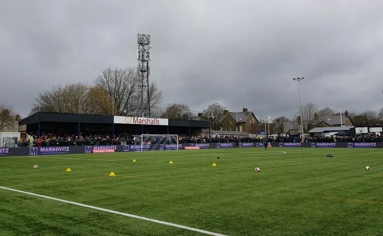 Khán đài Railway End có mái che tại sân The Silverlands của Buxton FC