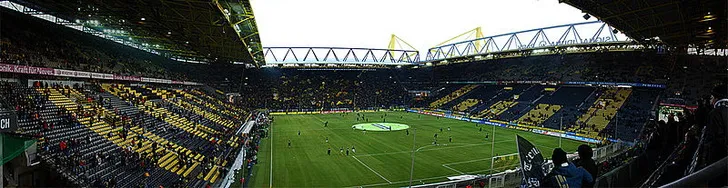 Khán đài rộng lớn bên trong sân Signal Iduna Park, nơi tạo nên bầu không khí cuồng nhiệt.