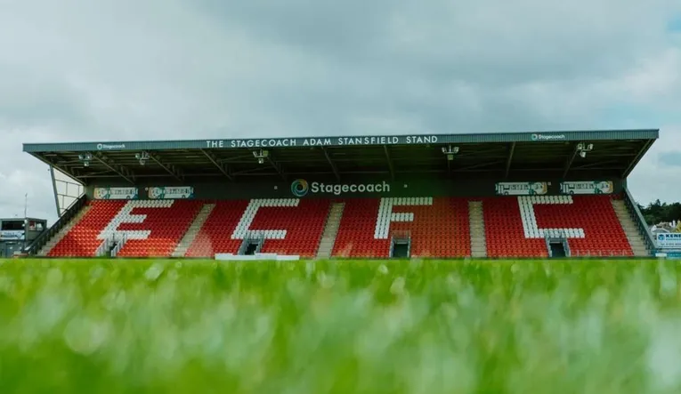 Khán đài Stagecoach Stand tại sân St. James Park của Exeter City, một trong những khu vực khán giả hiện đại.