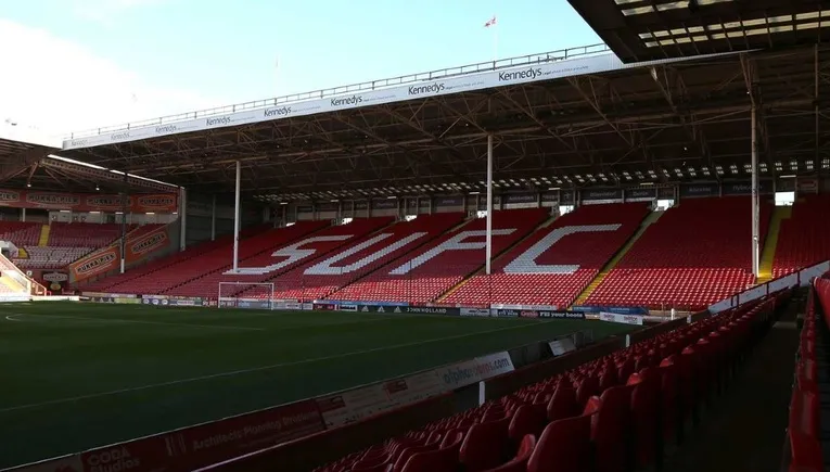 Khán đài The Kop tại Bramall Lane, nơi những cổ động viên trung thành và cuồng nhiệt nhất của Sheffield United tạo nên bầu không khí sôi động trong mỗi trận đấu.