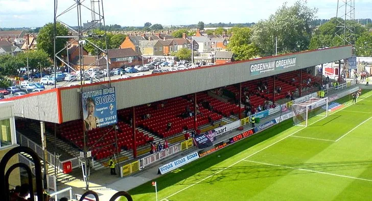 Khán đài Town End tại sân The County Ground Swindon, khu vực của cổ động viên cuồng nhiệt Swindon Town