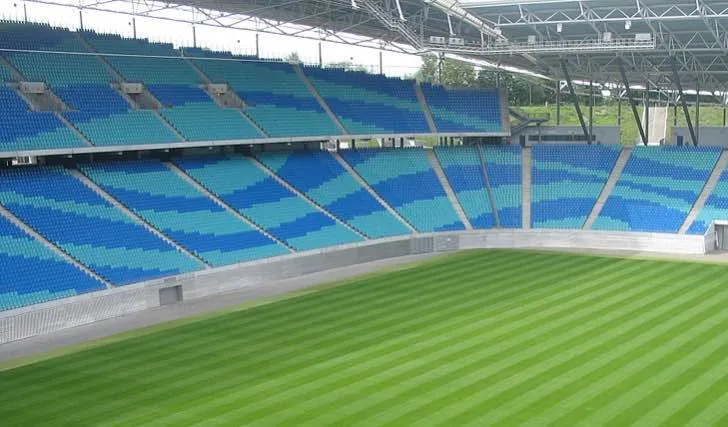Khán đài trống trải bên trong sân vận động Red Bull Arena, sẵn sàng cho ngày thi đấu.