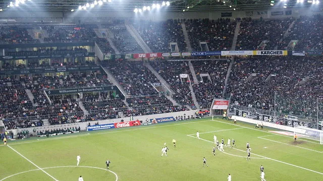 Khán giả cuồng nhiệt trong trận Borussia Mönchengladbach đối đầu Eintracht Frankfurt tại Borussia-Park