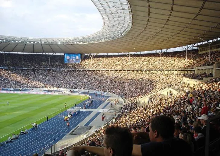 Khán giả Hertha Berlin cuồng nhiệt trên khán đài Olympiastadion