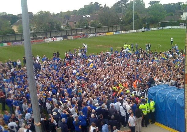 Khoảnh khắc ăn mừng chiến thắng trận play-off của AFC Wimbledon trước Staines Town