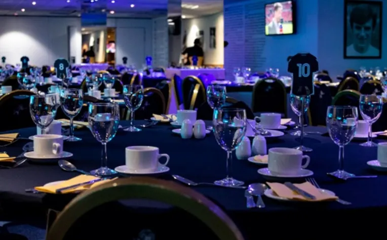 Không gian dịch vụ hospitality tại sân The Den, trải nghiệm cao cấp trận đấu Millwall.