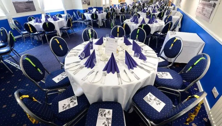 Không gian phòng khách sạn tại Memorial Stadium, cung cấp dịch vụ hiếu khách cao cấp cho người hâm mộ Bristol Rovers