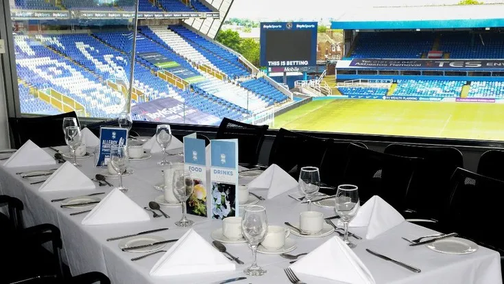 Không gian phòng khách VIP tại sân St. Andrew's, phục vụ các gói hospitality