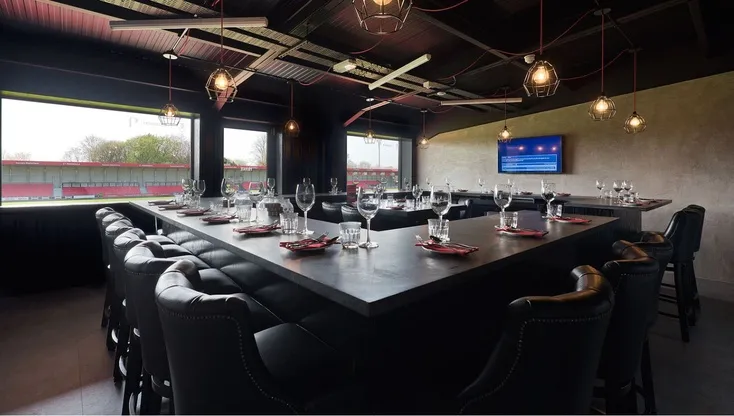 Không gian phòng tiếp khách (hospitality suite) cao cấp tại sân Peninsula Stadium, mang lại trải nghiệm độc đáo cho khách VIP.