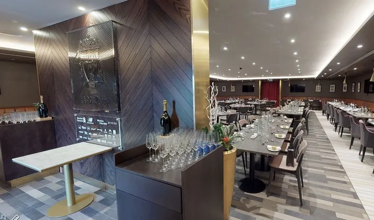 Không gian sang trọng của 1862 Lounge tại Anfield, minh họa một trong những gói dịch vụ khách sạn VIP cao cấp nhất của sân vận động.