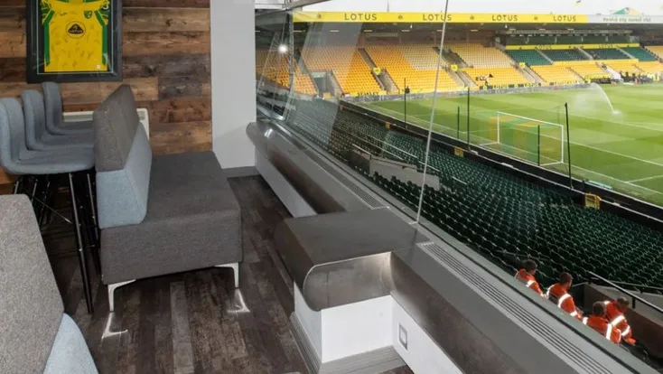 Không gian sang trọng của phòng chờ dịch vụ khách sạn (Hospitality Lounge) tại sân Carrow Road