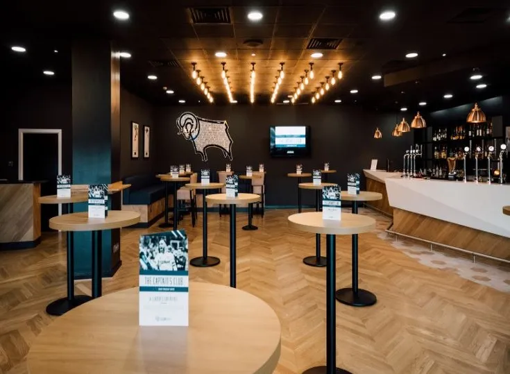 Không gian sang trọng và tiện nghi của khu vực Hospitality tại sân vận động Pride Park, mang đến trải nghiệm đẳng cấp cho khách VIP.