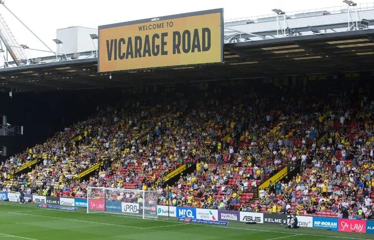 Không khí náo nhiệt tại sân Vicarage Road vào ngày thi đấu của Watford