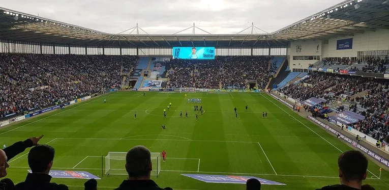 Không khí rực lửa của trận đấu tại sân Coventry Building Society Arena