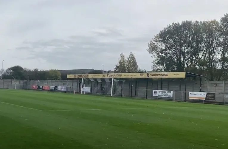 Khu khán đài đứng phía sau khung thành tại Woodspring Stadium