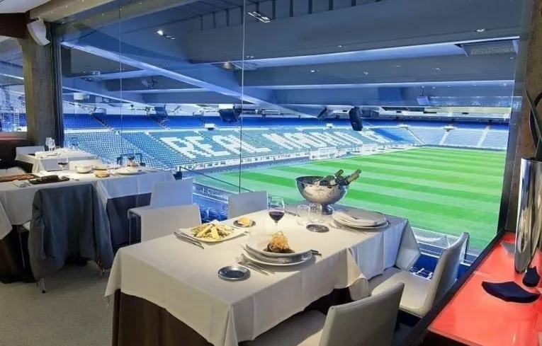 Khu vực dịch vụ hospitality sang trọng tại sân Santiago Bernabéu, mang đến trải nghiệm đẳng cấp cho khách VIP trong ngày có trận đấu của Real Madrid.