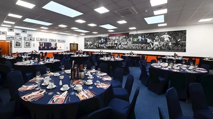 Khu vực dịch vụ Hospitality tại sân vận động Kenilworth Road