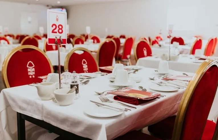 Khu vực dịch vụ khách sạn cao cấp tại The City Ground, cho thấy không gian sang trọng và tiện nghi