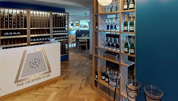 Khu vực dịch vụ khách sạn VIP tại sân Elland Road, mang lại trải nghiệm độc đáo cho người hâm mộ Leeds United