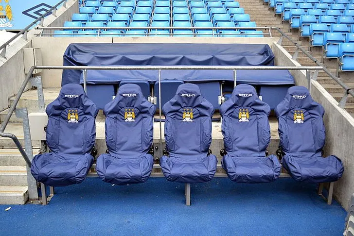 Khu vực dugout của Manchester City tại Etihad, nơi huấn luyện viên Pep Guardiola chỉ đạo.