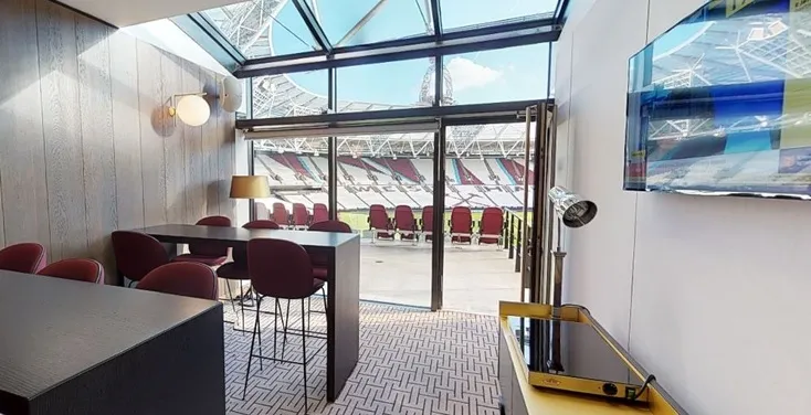 Khu vực hospitality sang trọng tại London Stadium, với tầm nhìn ra sân