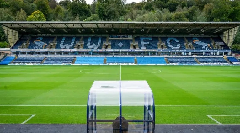 Khu vực khán đài chính Adams Park