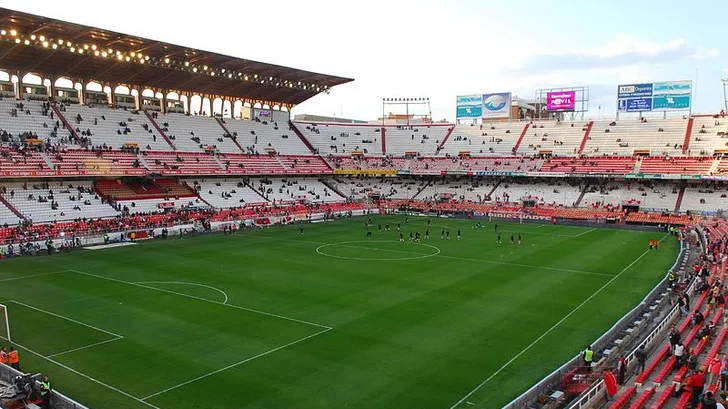 Khu vực khán đài chính và Gol Norte của sân vận động Ramón Sánchez Pizjuán