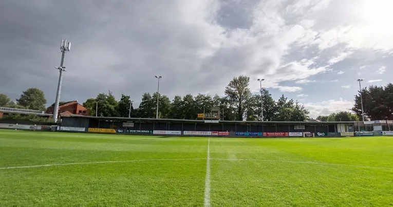 Khu vực khán đài đứng (terrace) chính tại Wordsworth Drive, nơi người hâm mộ Taunton Town FC cổ vũ sôi động.