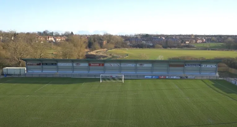 Khu vực khán đài đứng (terraces) tại Blackwell Meadows Stadium, nơi tập trung đông đảo cổ động viên Darlington