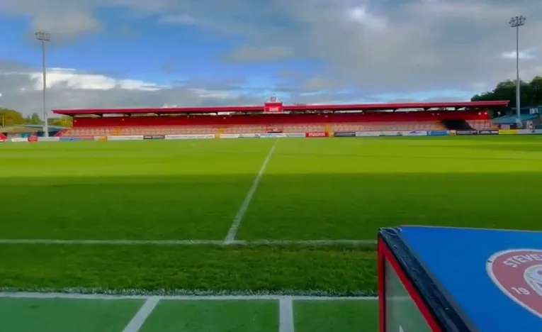 Khu vực khán đài đứng (Terraces) tại Broadhall Way