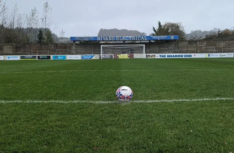 Khu vực khán đài đứng (terraces) tại sân The Meadow của Chesham United