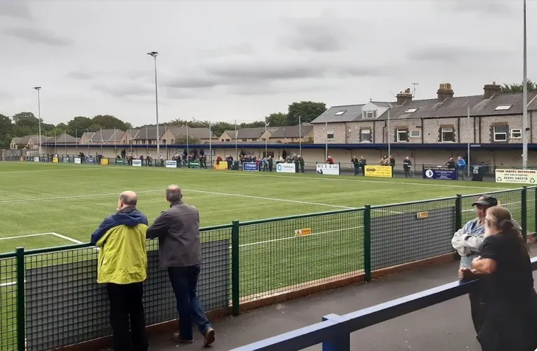 Khu vực khán đài đứng (terraces) tại sân The Silverlands của Buxton FC