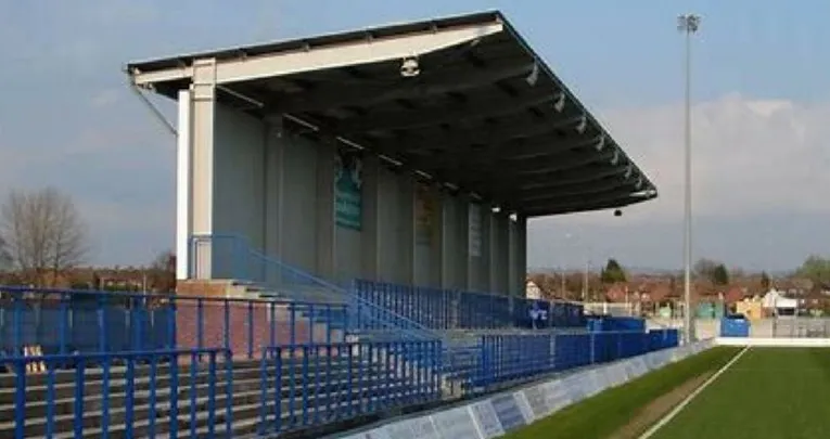 Khu vực khán đài đứng (terraces) tại Tameside Stadium, nơi người hâm mộ cuồng nhiệt