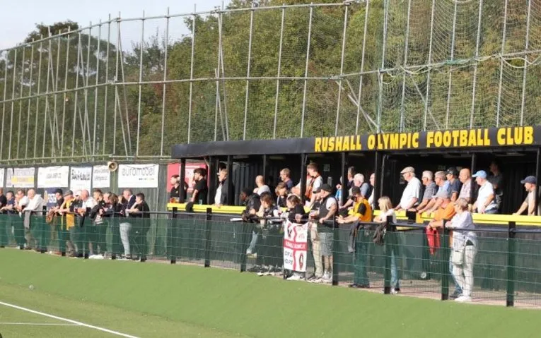 Khu vực khán đài đứng và sân thượng tại Dales Lane Stadium, cho thấy không gian cổ điển của các sân vận động hạng thấp