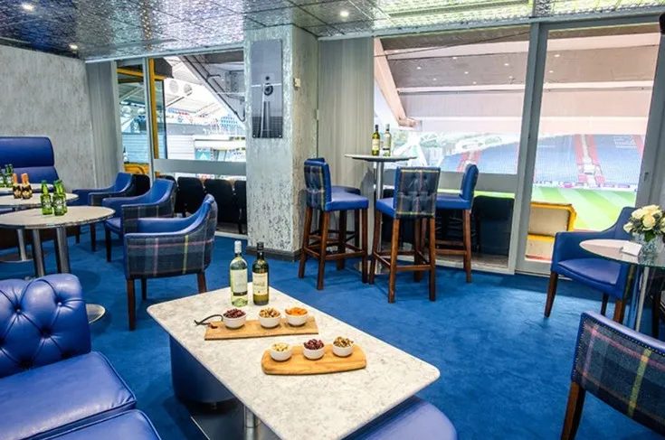Khu vực phòng chờ VIP tại John Smith's Stadium, không gian sang trọng cho trải nghiệm đặc biệt