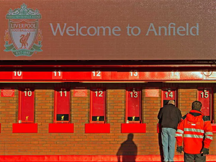 Khu vực quầy bán vé chính thức của Liverpool FC tại sân Anfield, nơi người hâm mộ mua vé xem các trận đấu của The Reds.