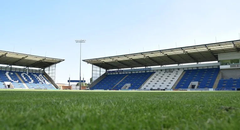 Khu vực sát đường biên tại sân JobServe Community Stadium