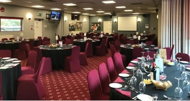 Khu vực tiếp đón (Hospitality) tại sân Broadfield, nơi cổ động viên có thể tận hưởng trải nghiệm VIP trong ngày thi đấu của Crawley Town