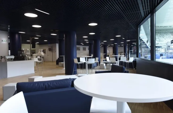 Khu vực tiếp đón khách VIP tại sân Matmut Atlantique, sang trọng và hiện đại