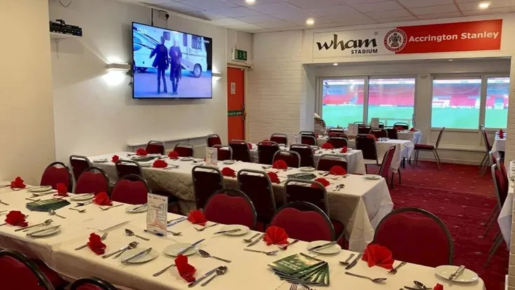 Khu vực tiếp đón khách VIP và dịch vụ khách sạn tại sân Crown Ground, thể hiện không gian sang trọng và tiện nghi.