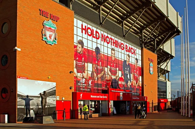 Khung cảnh bên ngoài khán đài The Kop huyền thoại tại sân Anfield, nơi hội tụ những cổ động viên cuồng nhiệt nhất của Liverpool FC.