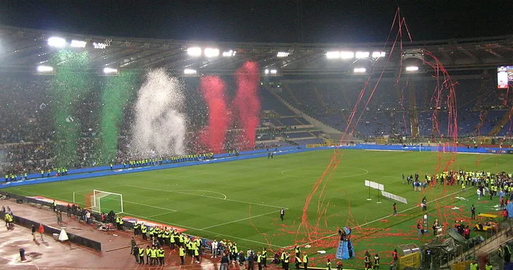 Khung cảnh bên trong sân vận động Stadio Olimpico với khán đài rộng lớn