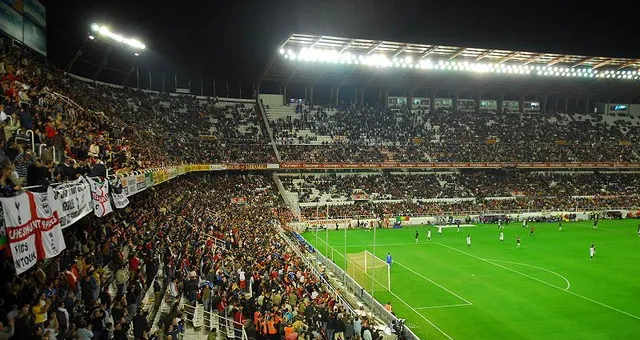 Khung cảnh khán đài Gol Sur nhìn từ bên trong sân vận động Ramón Sánchez Pizjuán