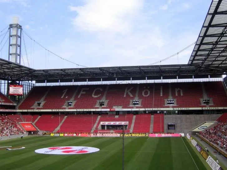 Khung cảnh khán đài sau khung thành tại RheinEnergieStadion