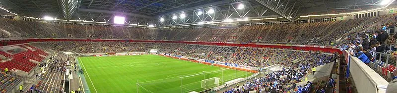 Khung cảnh lòng chảo ấn tượng của Merkur Spiel-Arena, sân nhà Fortuna Düsseldorf