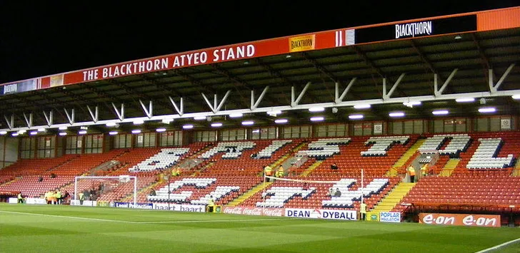 Khung cảnh một khán đài tại Ashton Gate