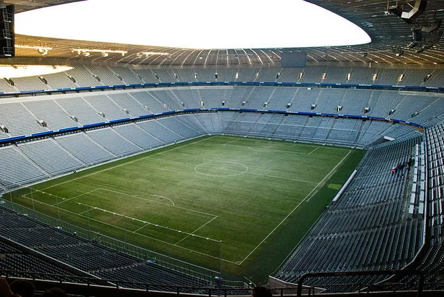 Khung cảnh sân cỏ từ khán đài cao của Allianz Arena trong trận đấu